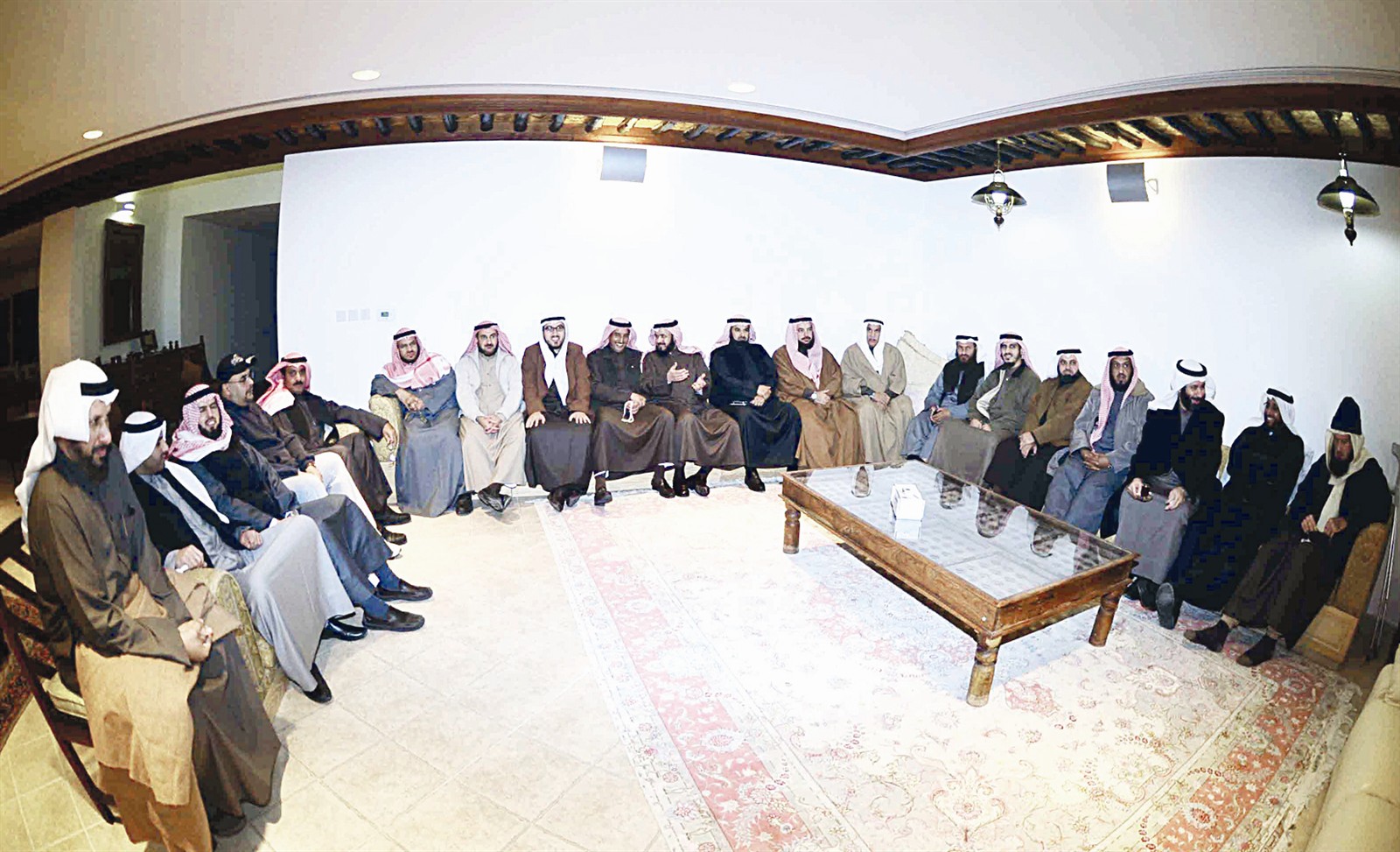 لقطة جماعية لعدد من الحضور في مزرعة خالد السلطان بالوفرة