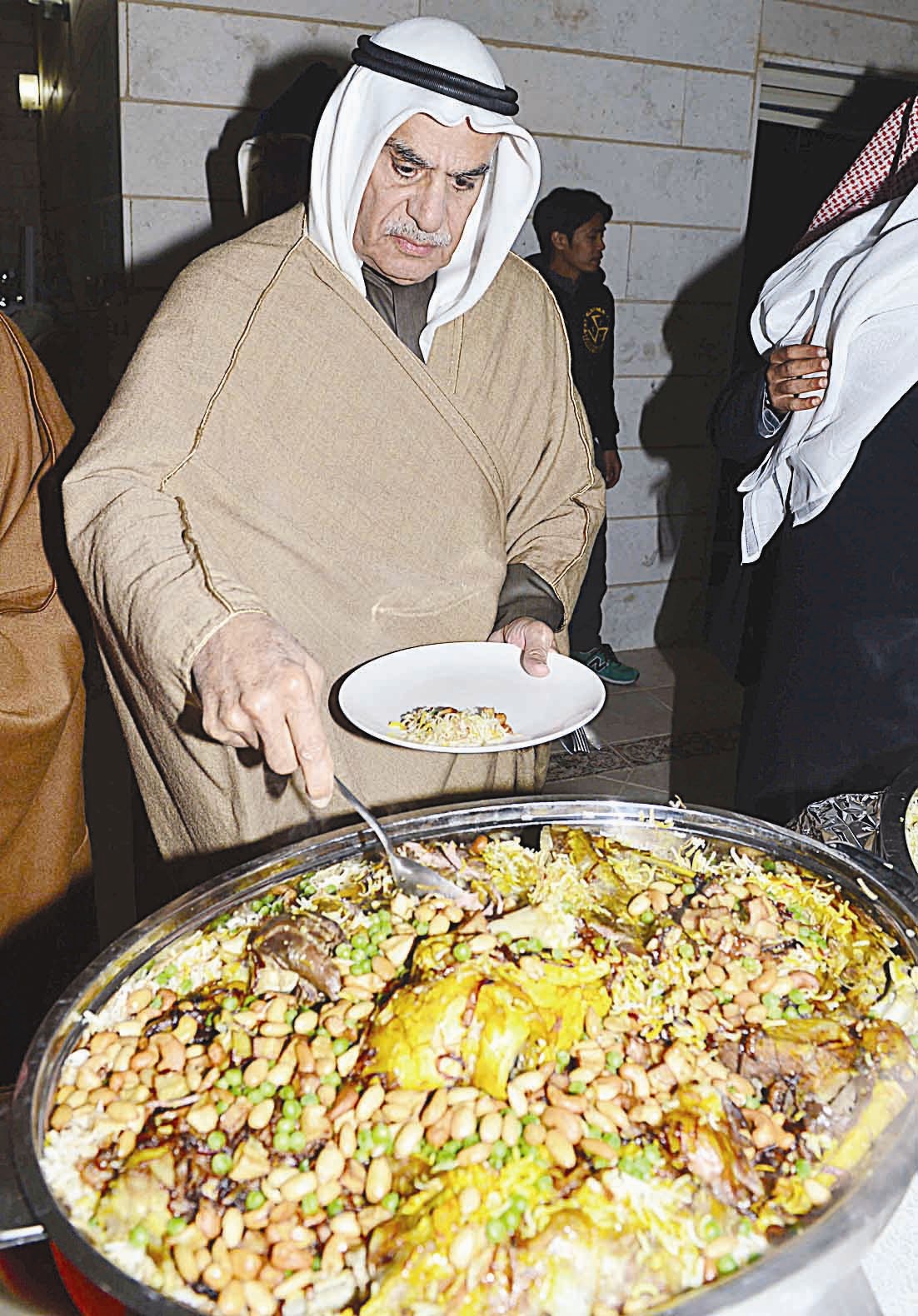 ... والسعدون يتناول العشاء