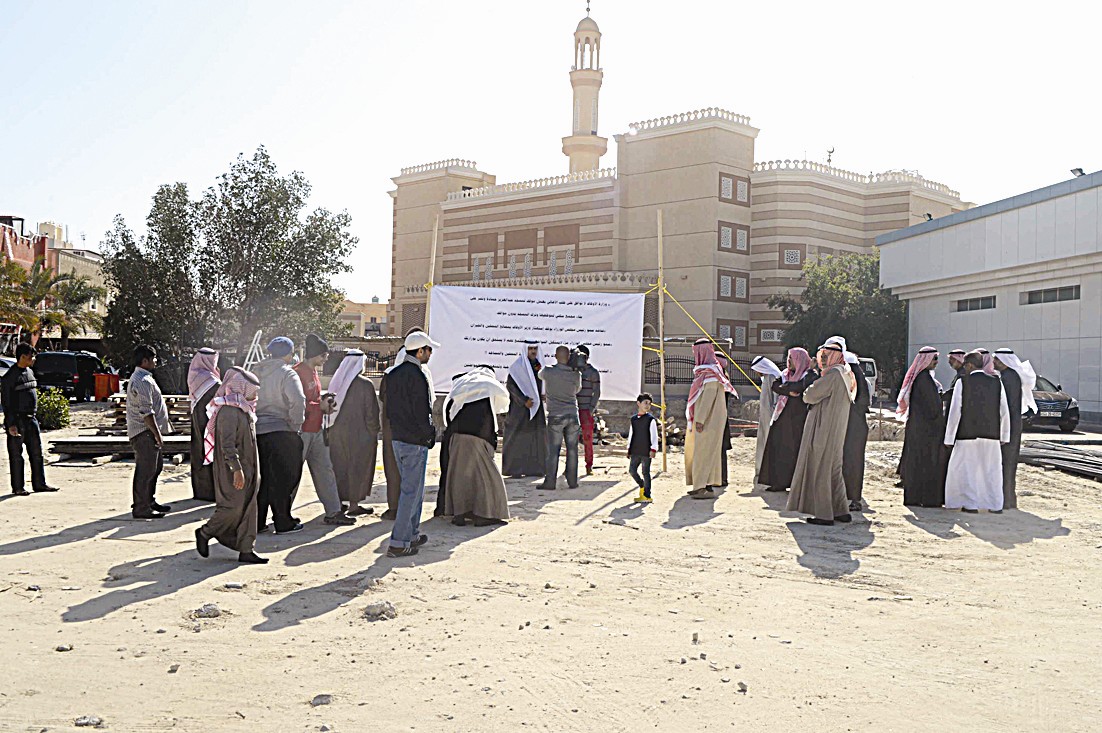 المعتصمون أمام المسجد (تصوير أسعد عبدالله)