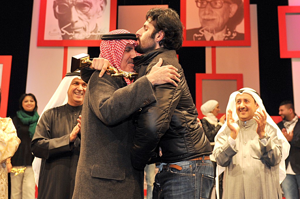 علي كاكولي مقبّلاً رأس والده ... بعد الفوز