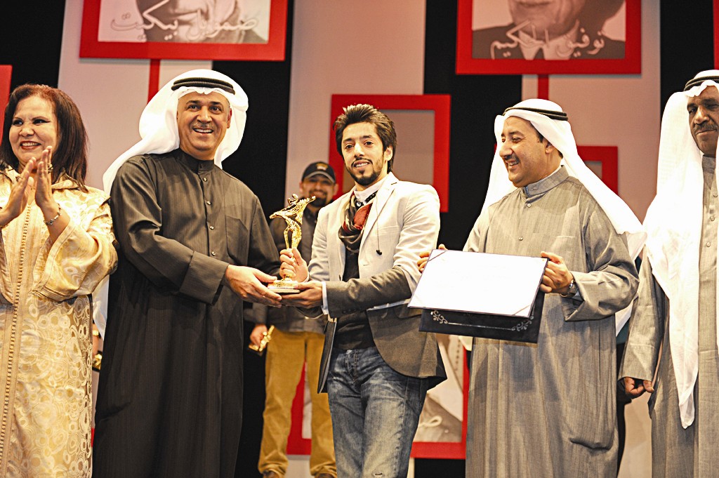 ... ويوسف البغلي متسلماً جائزته