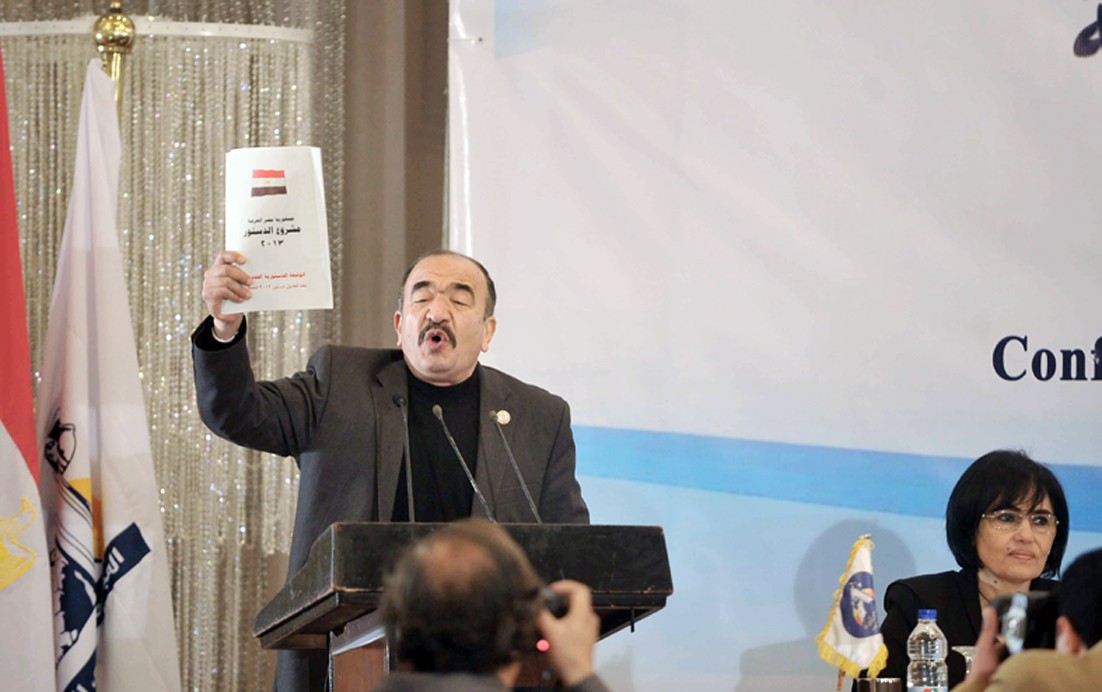 u0648u0632u064au0631 u0627u0644u0642u0648u0649 u0627u0644u0639u0627u0645u0644u0629 u0627u0644u0645u0635u0631u064a u0631u0627u0641u0639u0627u064b u0646u0633u062eu0629 u0645u0646 u0627u0644u062fu0633u062au0648u0631 u0627u0644u062cu062fu064au062f (u062eu0627u0635 - u00abu0627u0644u0631u0627u064au00bb)