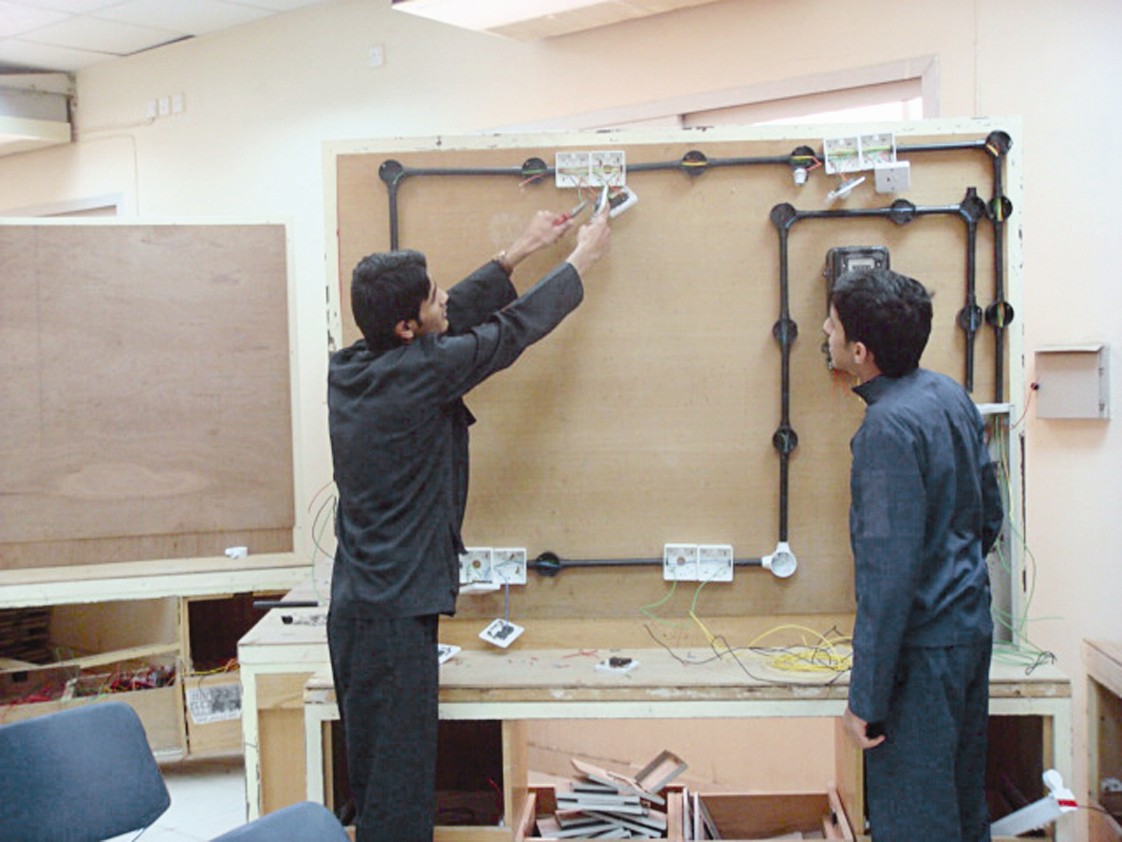 تدريب على تمديدات كهربائية