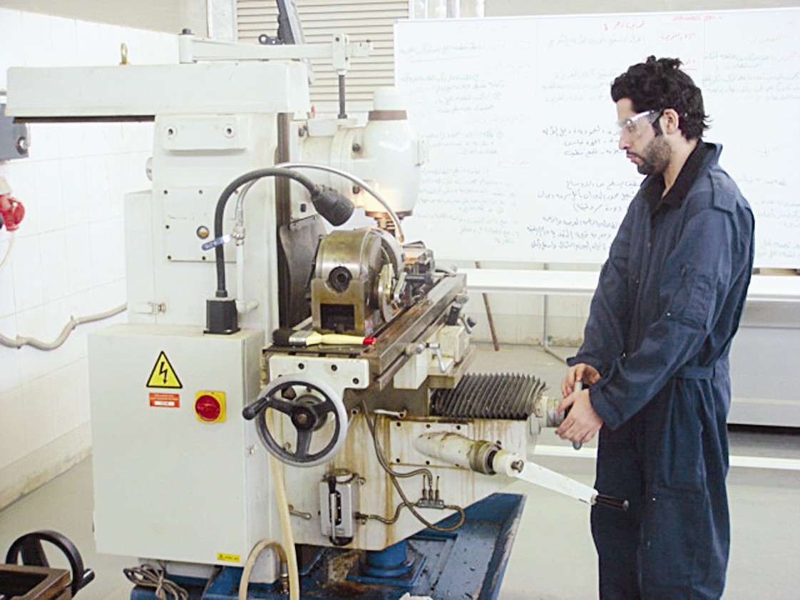 ... وطالب أمام المخرطة