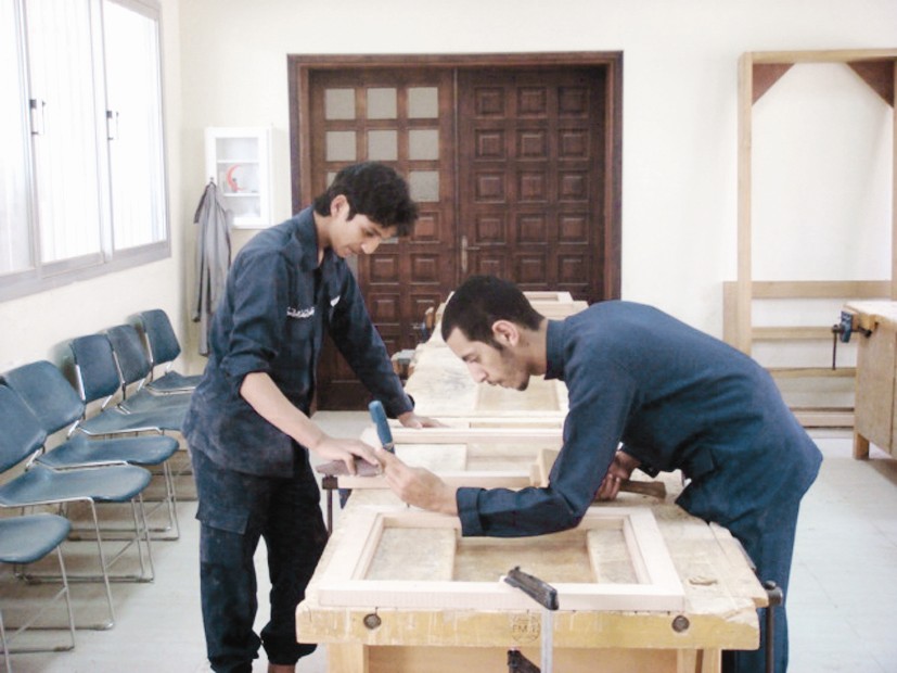 طلبة يتدربون على النجارة