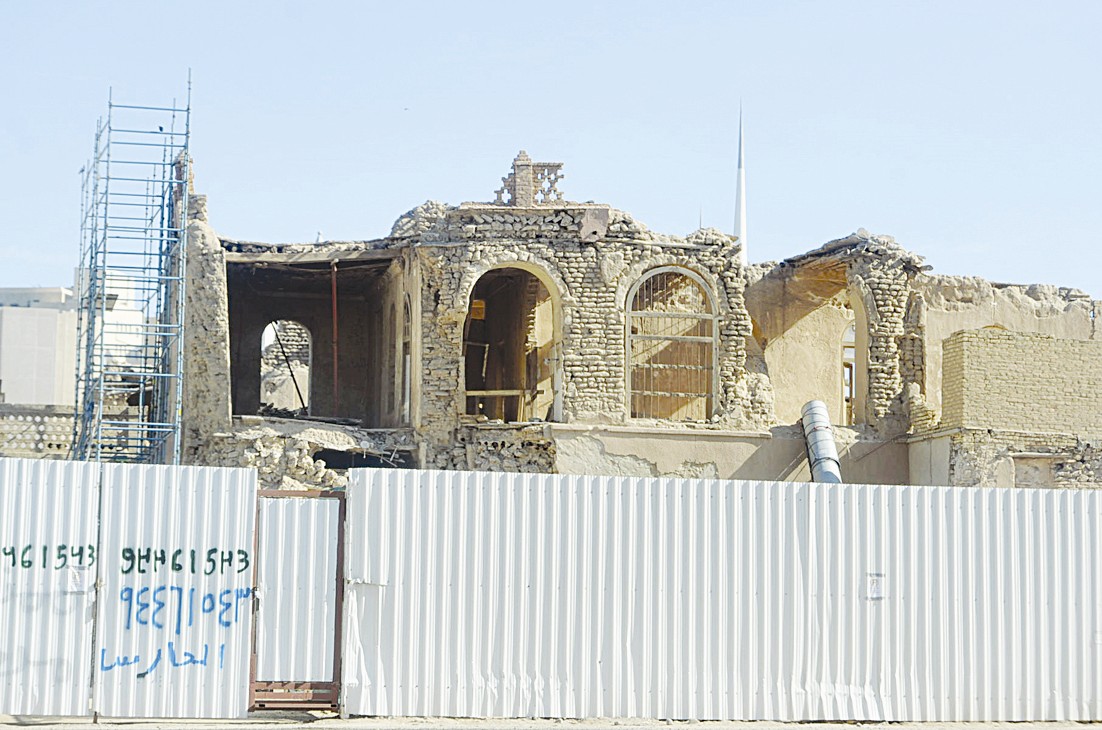 القصر محاطا بسور من الكيربي (تصوير نور هنداوي)