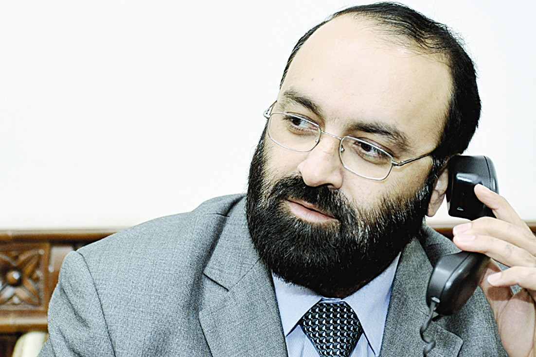 مبارك الكندري في ديوانية «الراي» (تصوير جاسم البارون)