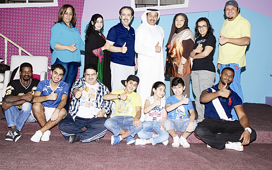 عبد العزيز المسلم مع فريق مسرحية «عايلة فن رن»