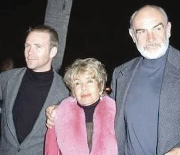 مع زوجته وابنه الوحيد