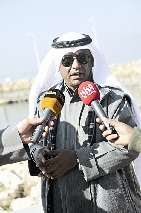 الكندري متحدثاً للصحافيين