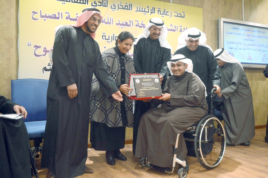 شيخة العبدالله تكرم أحد ذوي الإعاقة (تصوير اسعد عبدالله)