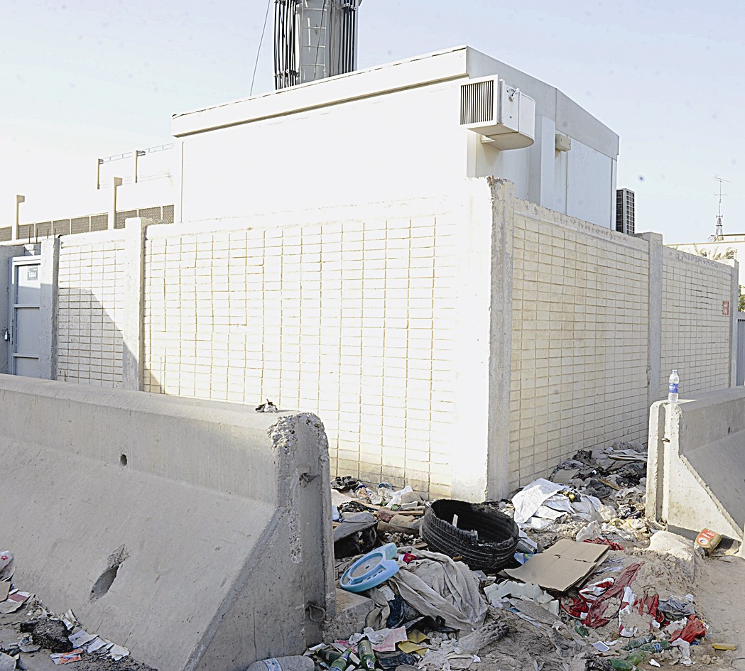 ... ومكبات للقمامة (تصوير زكريا عطية)