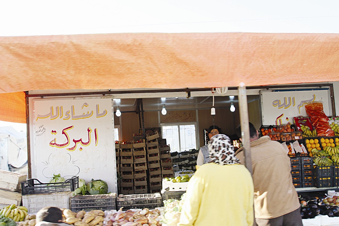 سوبرماركت في المخيم يحتوي على كل الانواع من الخضار والفواكه
