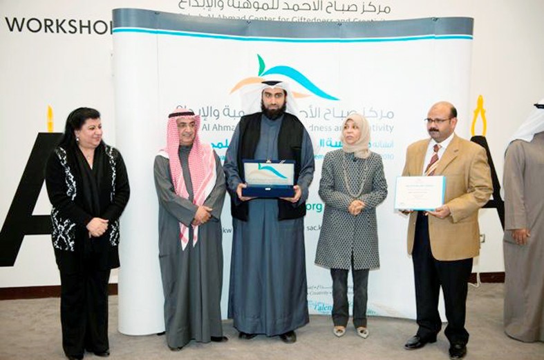 u0635u0648u0631u0629 u062cu0645u0627u0639u064au0629 u0644u0644u0645u0643u0631u0645u064au0646 u0645u0639 u0625u062fu0627u0631u0629 u0627u0644u0645u0631u0643u0632 u0648u0648u0643u064au0644u0629 u0627u0644u062au0631u0628u064au0629