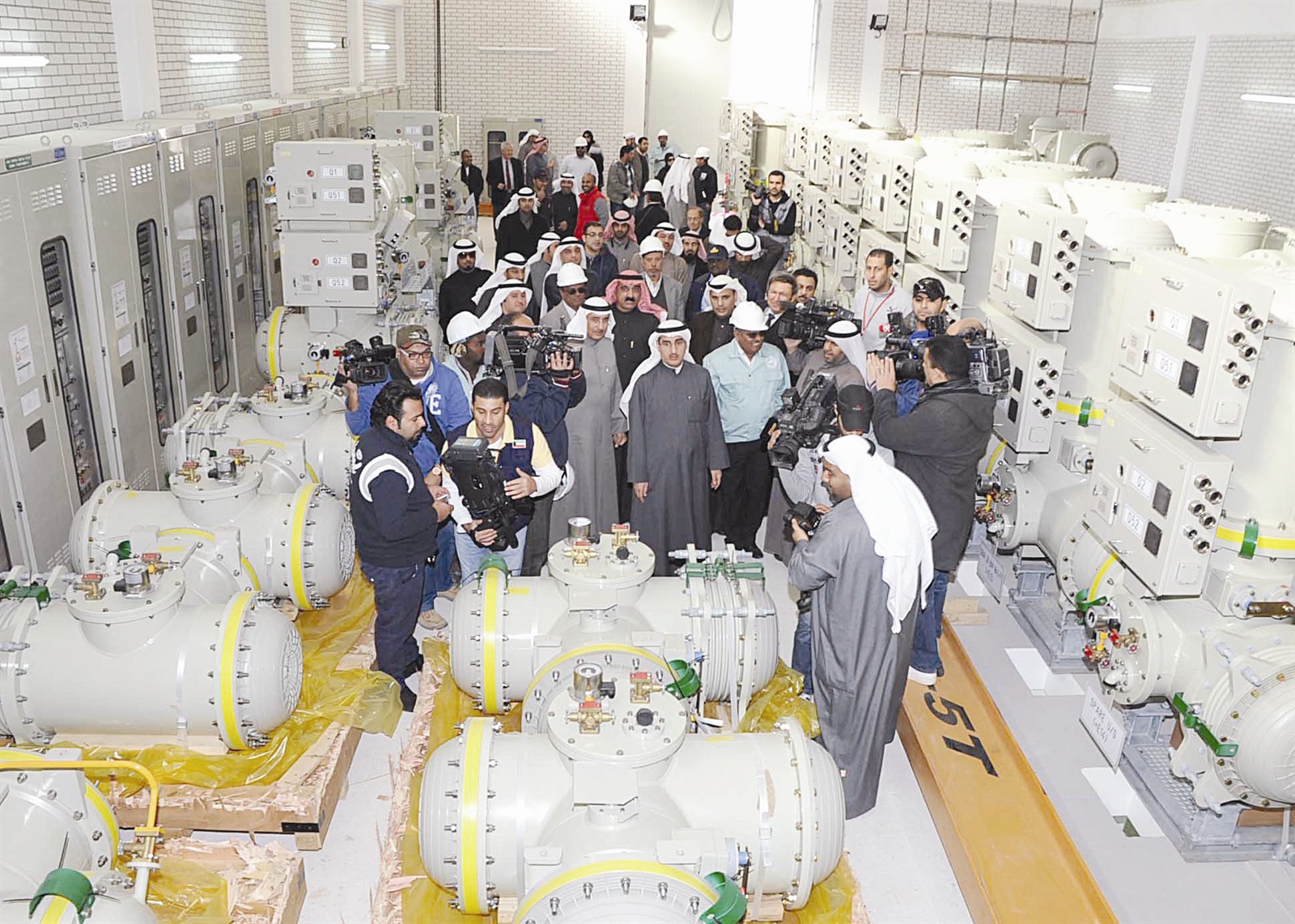 ... ويستمع لشرح عن محتويات المحطة (تصوير سعد هنداوي)