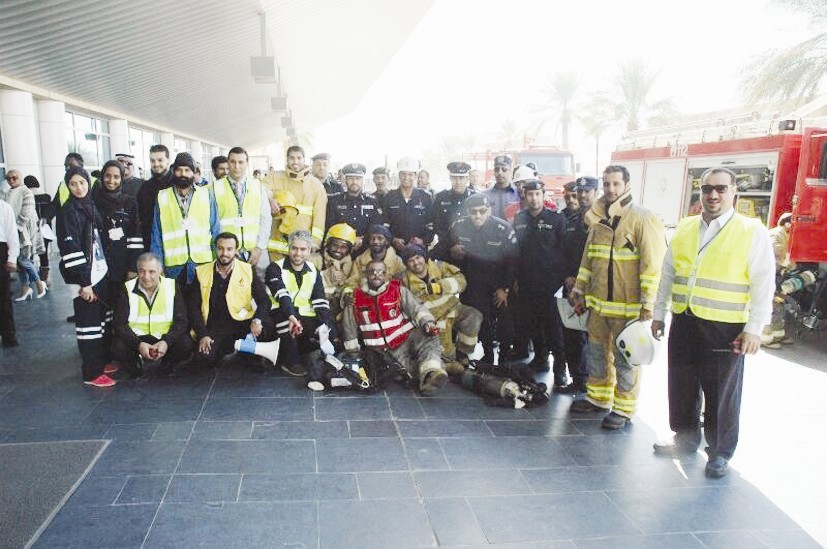 ... ولقطة جماعية للمشاركين في عملية اخلاء مبنى الشركة