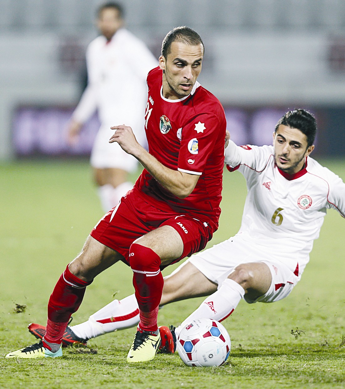 اللبناني محمد شمس يحاول منع تقدم الأردني محمد الدميري (ا ف ب)