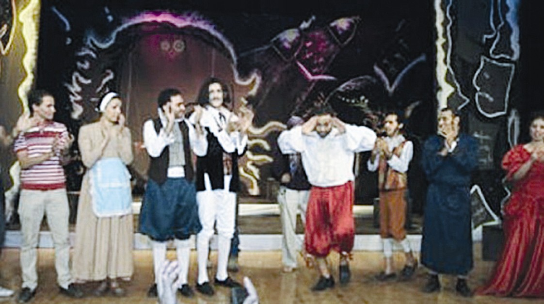 مشهد من مسرحية «شق القمر»