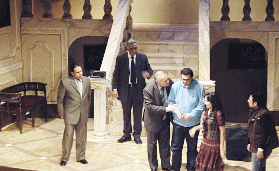 مشهد من مسرحية «في بيتنا شبح»