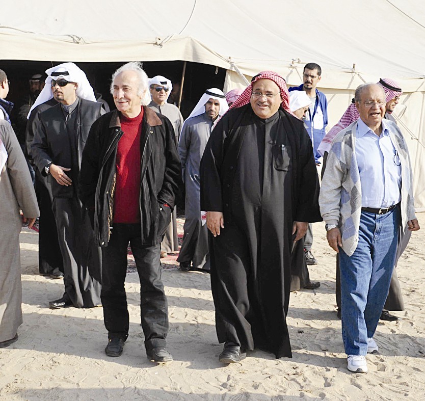 النيباري والديين واعضاء المنبر الديموقراطي امام المخيم (تصوير سعد هنداوي)