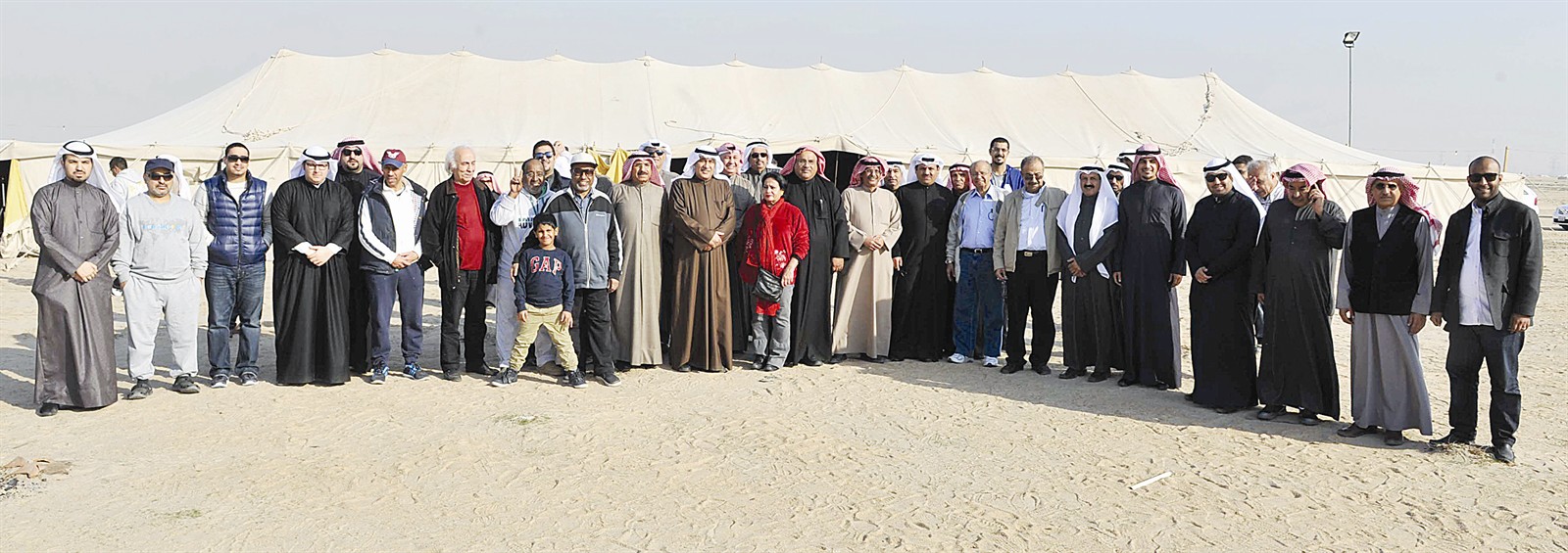 ضيوف المخيم في لقطة جماعية