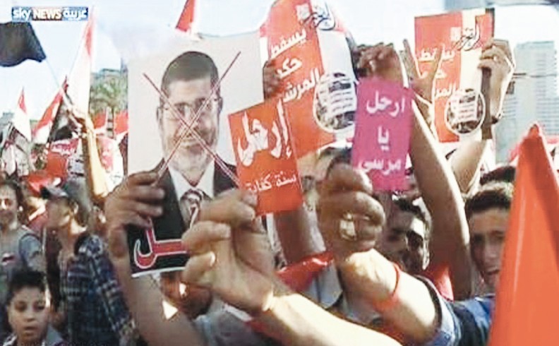 تظاهرات في القاهرة تطالب برحيل مرسي مصافحة تاريخية بين كيري وظريف في جنيف