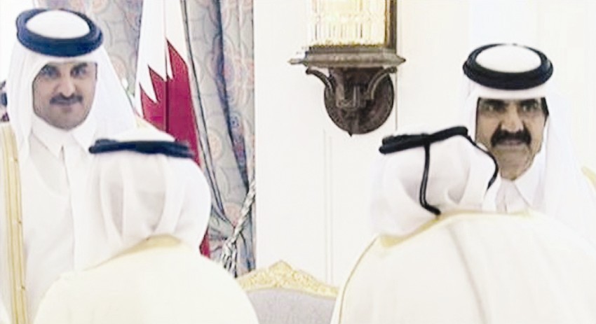 الشيخ حمد بن خليفة يسلم الحكم لنجله الشيخ تميم