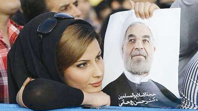 فتاة إيرانية تحمل صورة لحسن روحاني بعد فوزه بالانتخابات الرئاسية