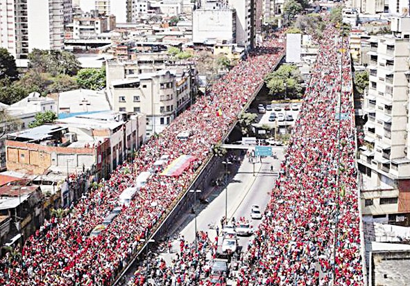 جثمان شافيز شق طريقه بصعوبة بين الحشود خلال رحلته الأخيرة من المستشفى إلى الأكاديمية