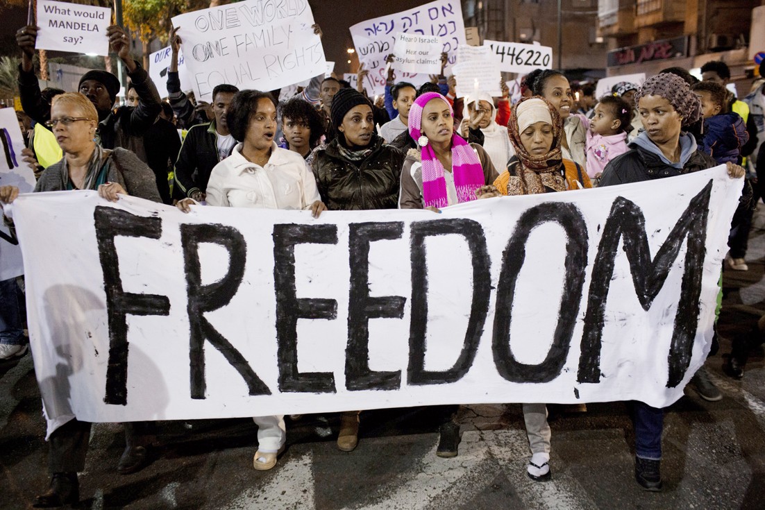 u0645u0626u0627u062a u0627u0644u0627u0641u0627u0631u0642u0629 u064au0631u0641u0639u0648u0646 u0644u0627u0641u062au0629 u0643u062au0628 u0639u0644u064au0647u0627 u00abu0627u0644u062du0631u064au0629u00bb u062eu0644u0627u0644 u062au0638u0627u0647u0631u0629 u0644u0647u0645 u0641u064a u062au0644 u0623u0628u064au0628 (u0627 u0641 u0628)