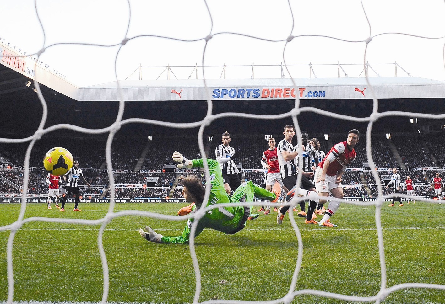 جيرو يسجل هدف الفوز لارسنال (رويترز)