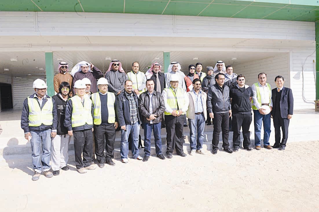 مهندسو المشروع في لقطة تذكارية مع الوزير