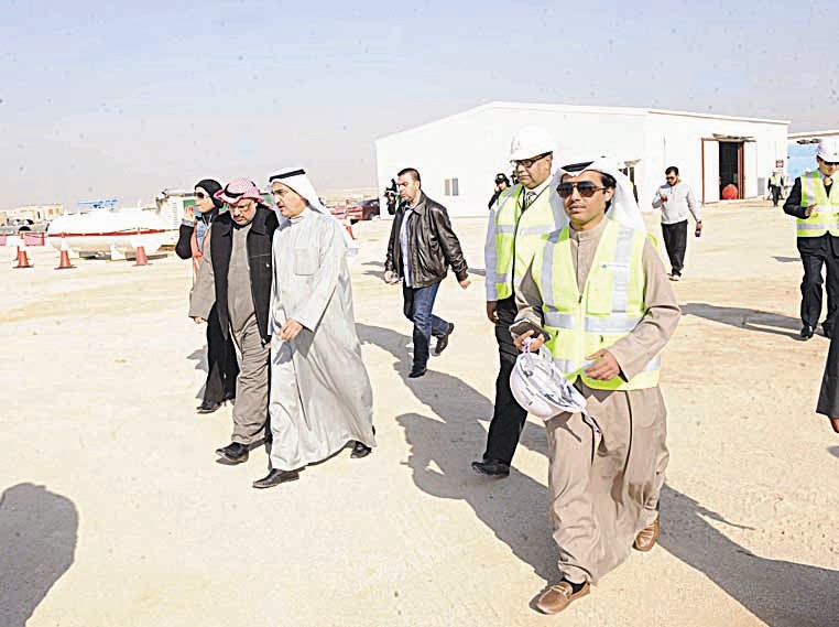 ... ومتفقداً موقع المشروع