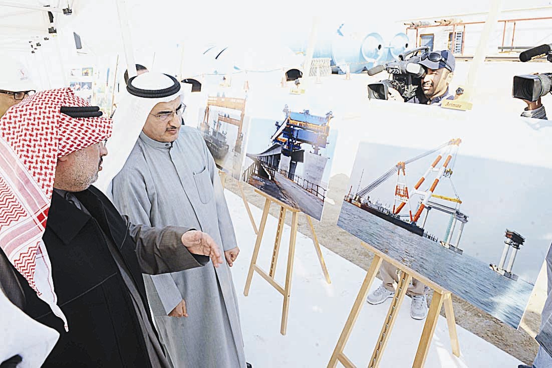 ... ويستمع لشرح عن مراحل تنفيذ المحطة (تصوير جلال معوض)