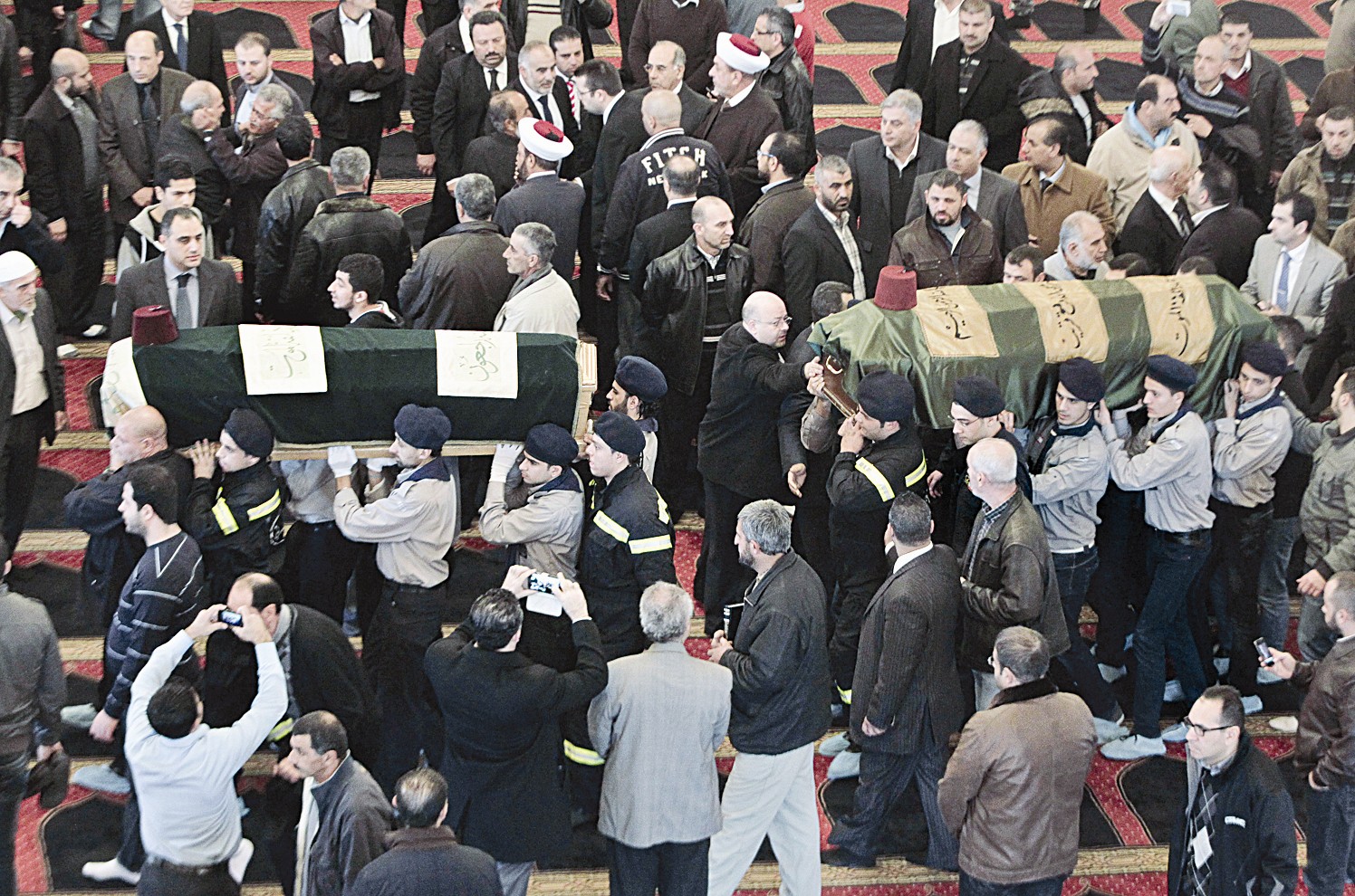 u0646u0639u0634u0627 u0634u0637u062d u0648u0645u0631u0627u0641u0642u0647 u0639u0644u0649 u0627u0644u0623u0643u0641 u062eu0644u0627u0644 u062au0634u064au064au0639u0647u0645u0627 u0641u064a u0648u0633u0637 u0628u064au0631u0648u062a u0623u0645u0633 (u0623 . u0628)