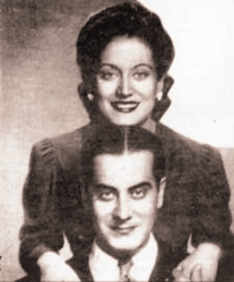 مع شقيقته أسمهان