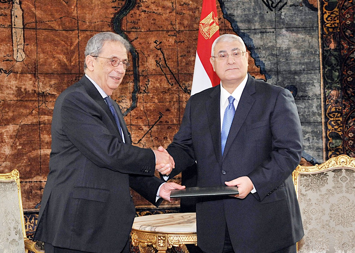 u0645u0646u0635u0648u0631 u0645u0635u0627u0641u062du0627u064b u0645u0648u0633u0649 u062eu0644u0627u0644 u062au0633u0644u0645u0647 u00abu0648u062bu064au0642u0629 u0627u0644u062fu0633u062au0648u0631u00bb u0641u064a u0627u0644u0642u0635u0631 u0627u0644u0631u0626u0627u0633u064a u0623u0645u0633 (u0627 u0641 u0628)