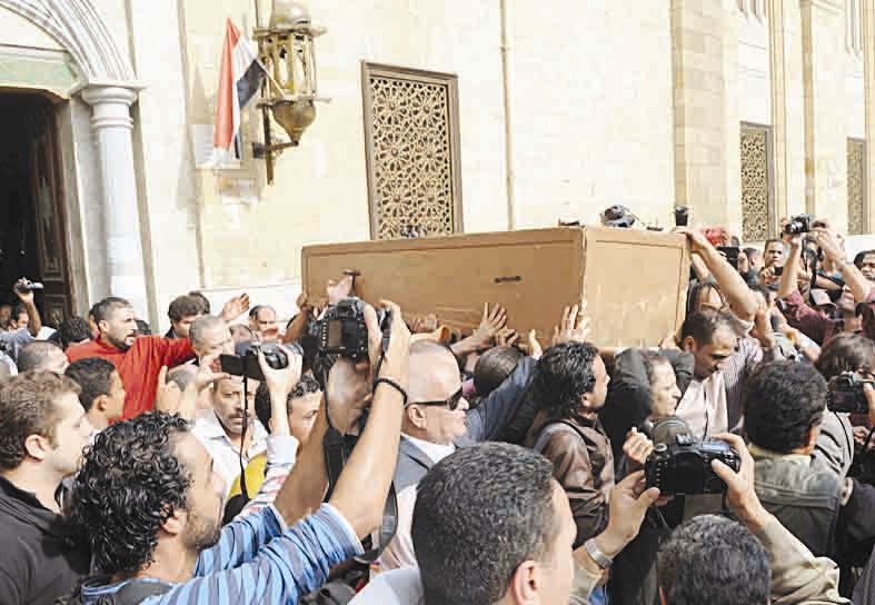 نجم محمولاً على الاعناق بعد الصلاة على جثمانه (خاص - «الراي»)