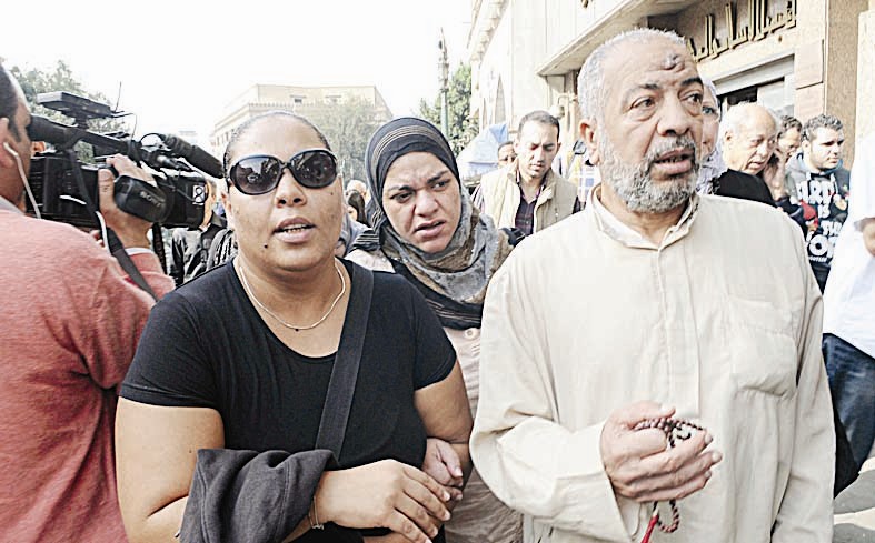 ابنتا الشاعر الراحل في جنازته