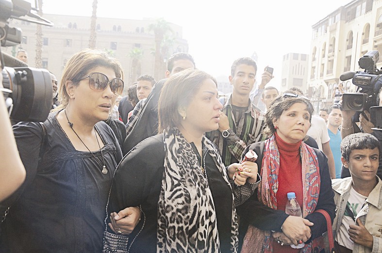 نوارة باكية في جنازة والدها