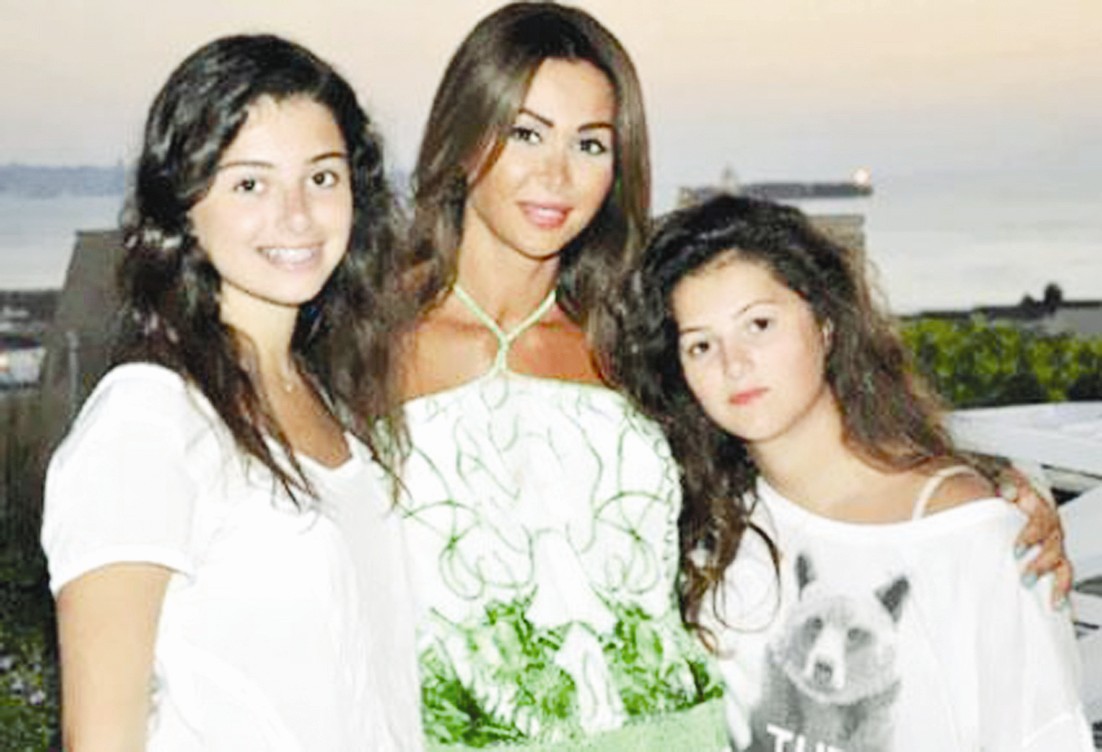 تتوسط ابنتيها ماريتا ودانا