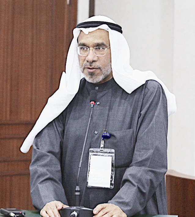 محمد المقاطع يتحدث في الجلسة