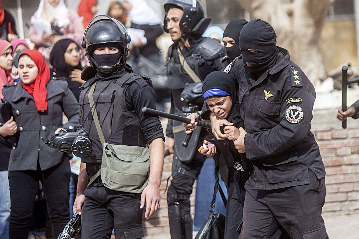 u0636u0627u0628u0637 u0645u0646 u0627u0644u0642u0648u0627u062a u0627u0644u062eu0627u0635u0629 u064au0639u062au0642u0644 u0637u0627u0644u0628u0629 u0645u0646 u062cu0627u0645u0639u0629 u0627u0644u0627u0632u0647u0631 u062eu0644u0627u0644 u062au0638u0627u0647u0631u0629 u0645u0624u064au062fu0629 u0644u0640 u00abu0627u0644u0627u062eu0648u0627u0646u00bb u0627u0645u0633 (u0627 u0641 u0628)