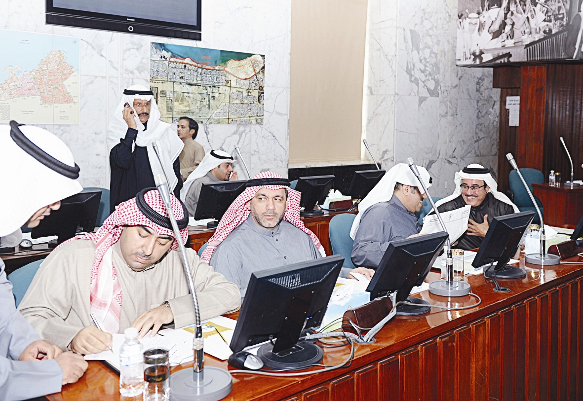 جانب من أعضاء المجلس في الجلسة