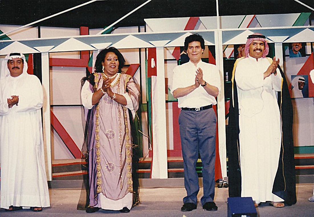 طيبة الفرج مع عبد الله الحبيل ومحمد أبو الحسن في ختام مسرحية «على قشر موز»