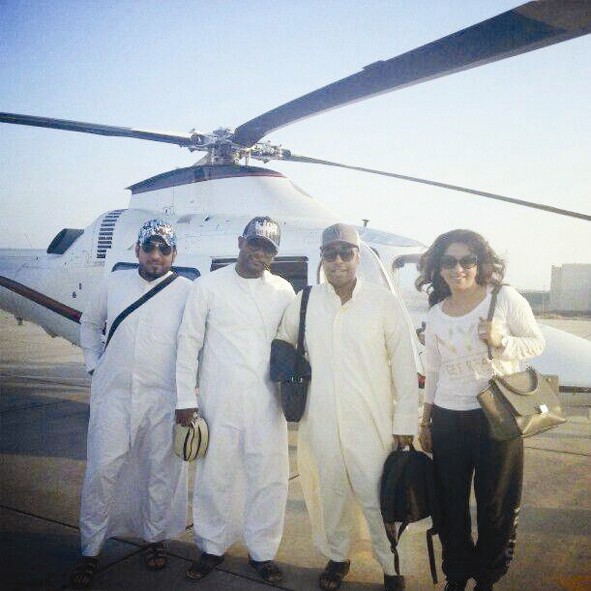 يوسف العماني وفاطمة زهرة العين واثنان من الفرقة أثناء وصولهم إلى جزيرة دلما