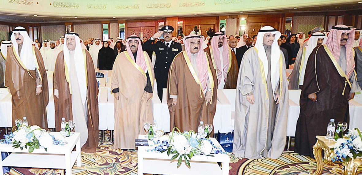 ولي العهد والغانم يتقدمان صفوف الحضور