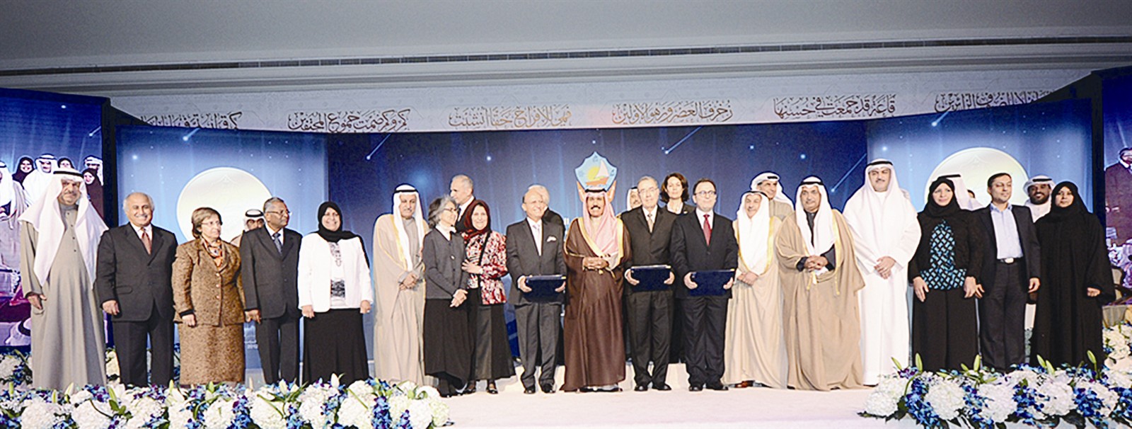 سمو ولي العهد متوسطاً المكرمين