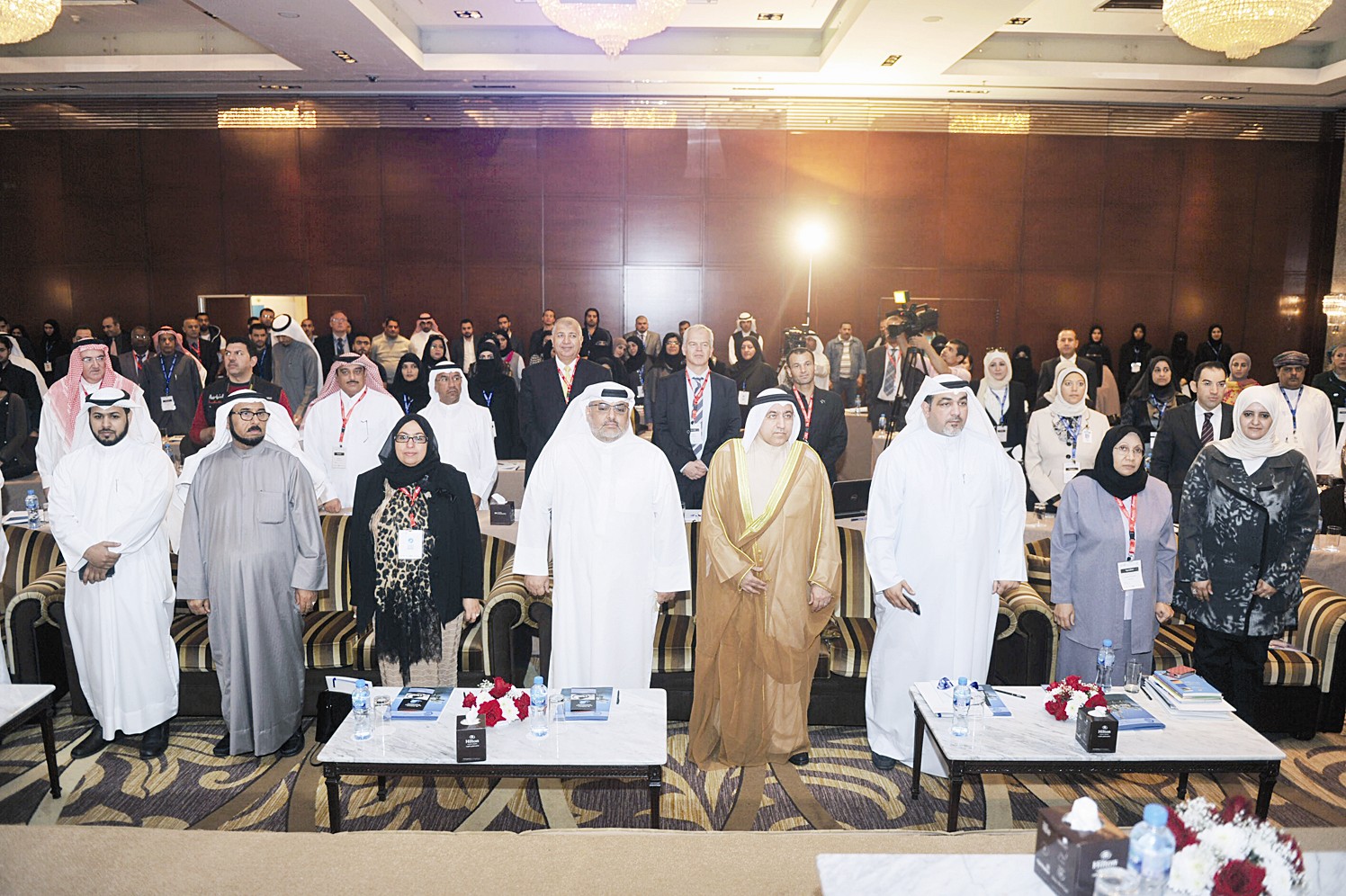 الحضور يقفون لأداء السلام الوطني (تصوير نور هنداوي)