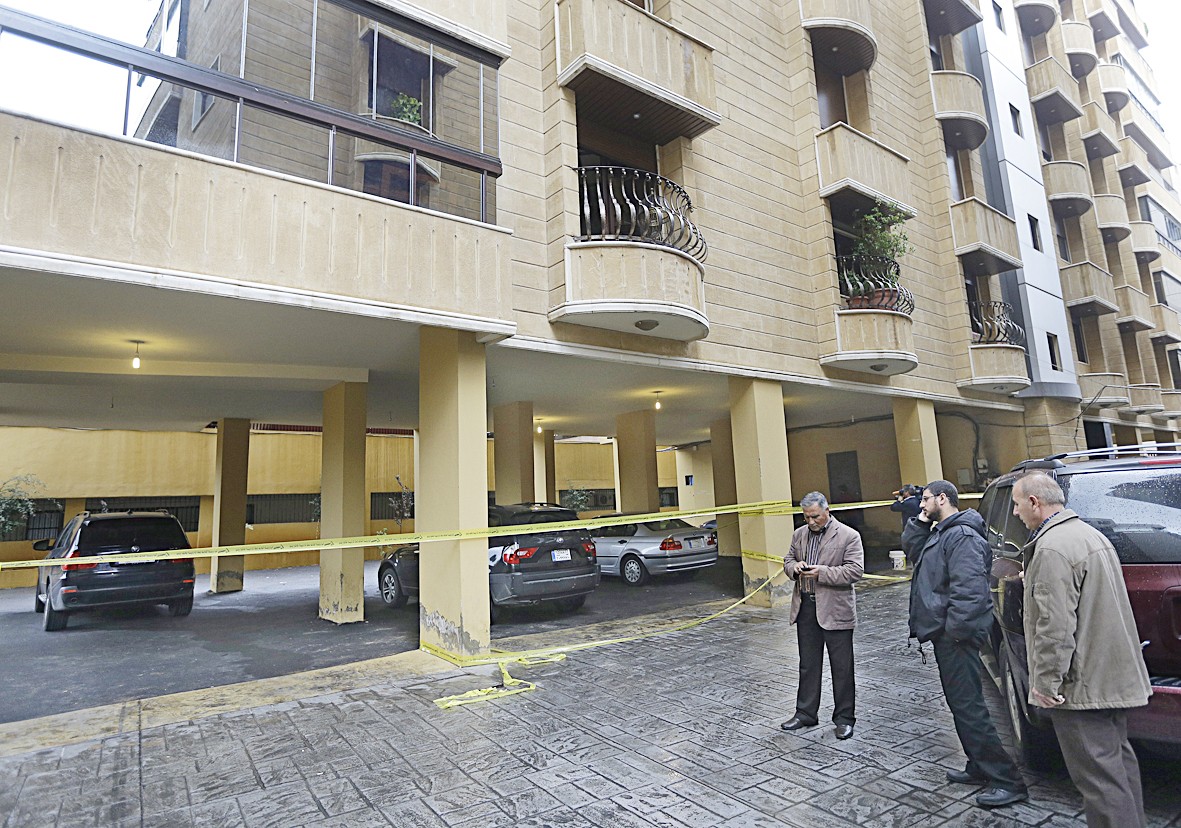 لبنانيون متجمعون قرب منزل حسان اللقيس (أ ب)